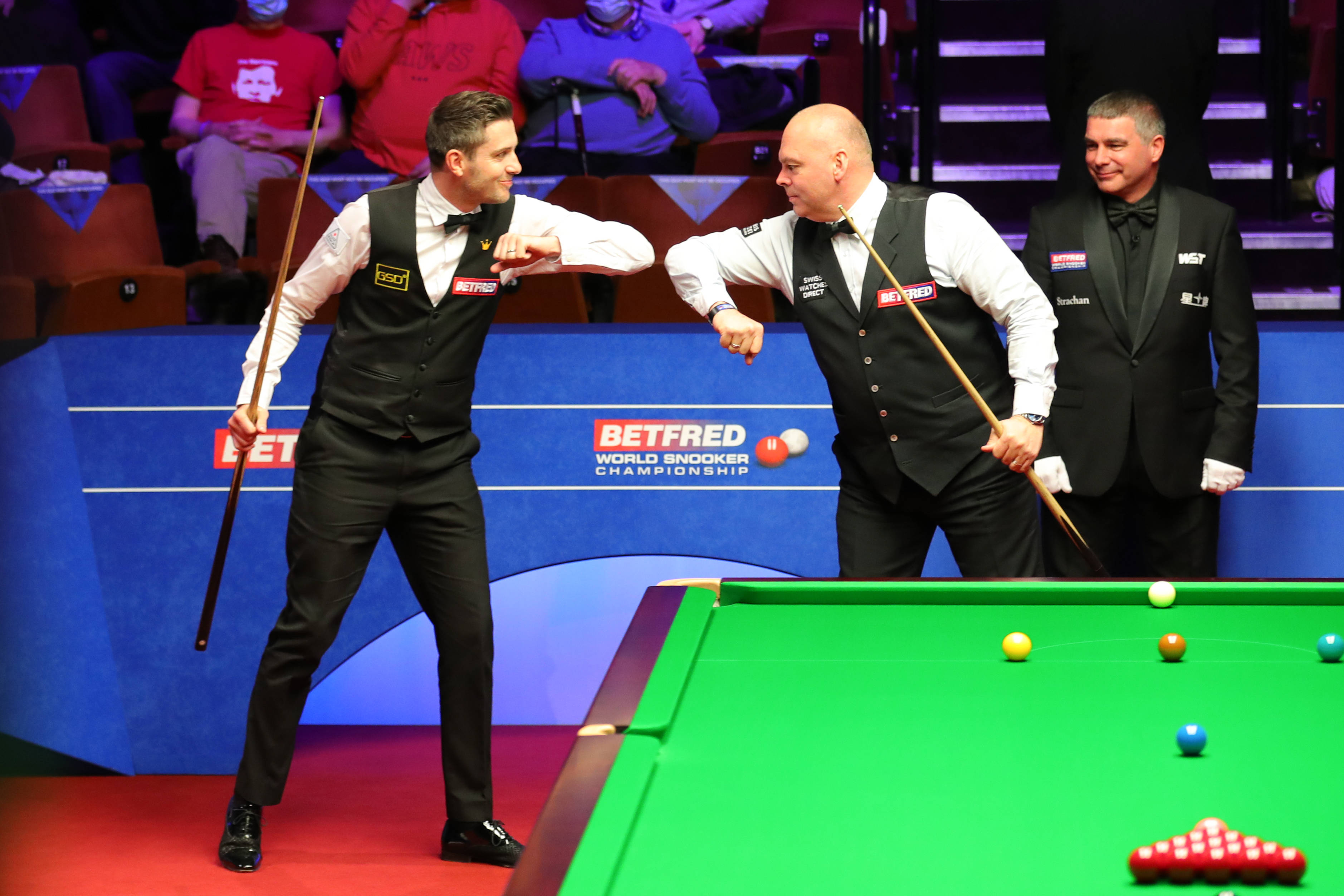 現出兩隊防 現出兩隊防